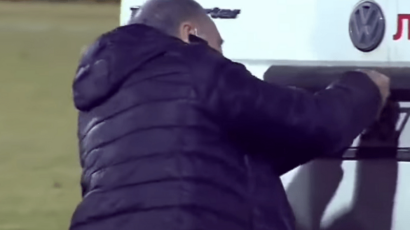 (VIDEO) Tragikomična situacija u Bugarskoj: Golman leži u bolovima, a vrata kombija neće da se otvore