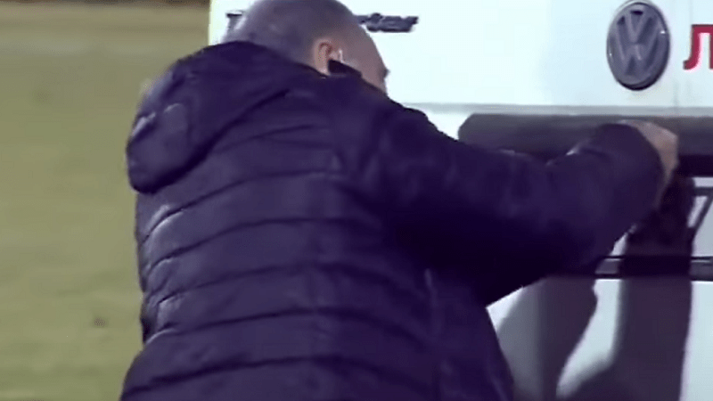 (VIDEO) Tragikomična situacija u Bugarskoj: Golman leži u bolovima, a vrata kombija neće da se otvore
