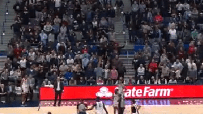 (VIDEO) Zatražio podršku navijača i dobio isključenje