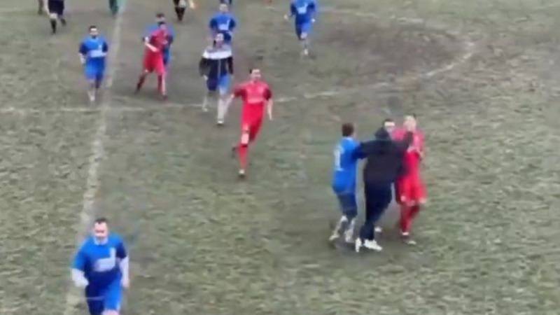 (VIDEO) Neviđen haos na niželigaškoj utakmici u Srbiji: Masovna tuča fudbalera i navijača