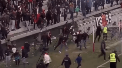 (VIDEO) Opšti metež na Kosovu: Utakmica prekinuta nakon što su navijači upali na teren