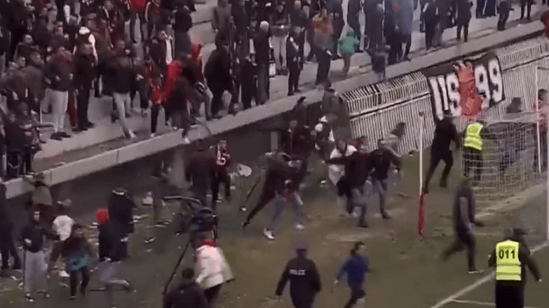 (VIDEO) Opšti metež na Kosovu: Utakmica prekinuta nakon što su navijači upali na teren
