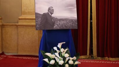 (FOTO) Emotivni ispraćaj Ivice Osima u Narodnom pozorištu