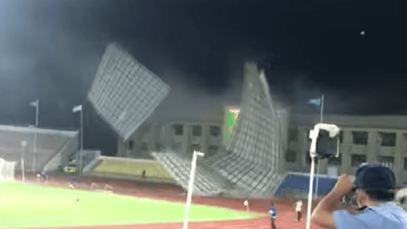 (VIDEO) Krov zgrade se srušio tokom utakmice