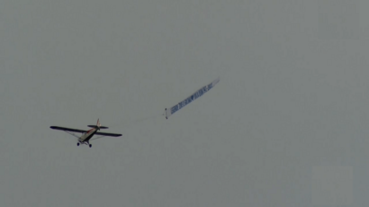Avion sa porukom Legende žive u srcima iznad Grbavice