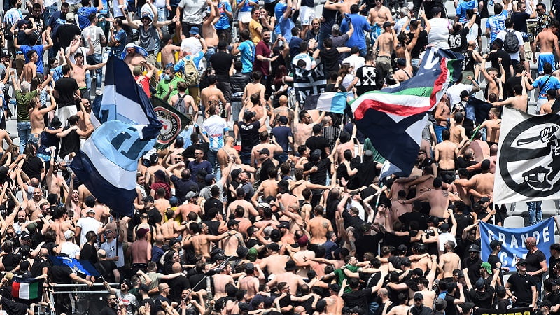 (VIDEO) Napulj je pred erupcijom, navijači pratili igrače od Torina