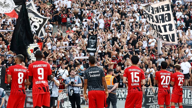 UEFA kaznila Ajntraht zbog baklji, njemački klub za kaznu izdvaja mjesečni budžet premijerligaša