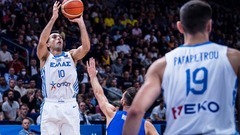 (VIDEO) Nevjerovatna trojka Slukasa sa pola terena za ekstazu Grčke