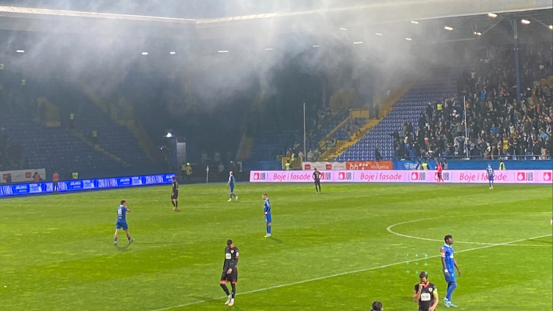 (VIDEO) Duel na Grbavici prekinut zbog gađanja navijača bakljama