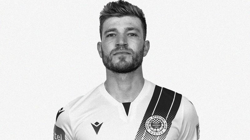 (FOTO) Navijači se paljenjem svijeća opraštaju od Karima Gazete