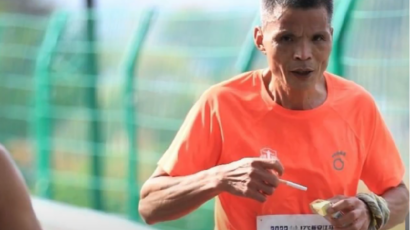 Kinez istrčao maraton pušeći cigarete