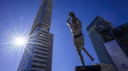 Dirk Novicki dobio kip ispred dvorane u Dalasu