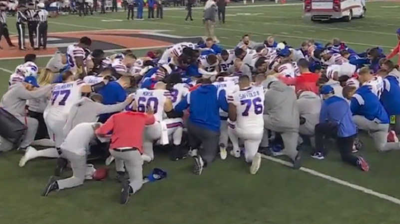 (VIDEO) Potresne scene: Igrači u suzama se mole za svog saigrača