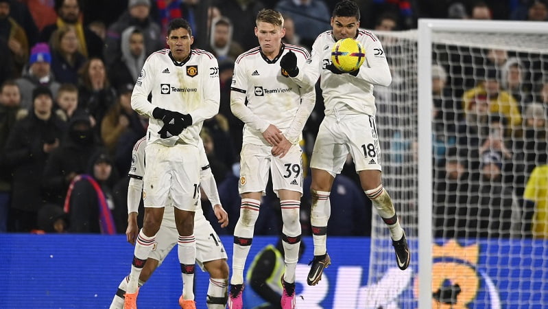 Mančester junajted u nadoknadi izgubio tri boda nakon prekrasnog gola Kristal Palasa