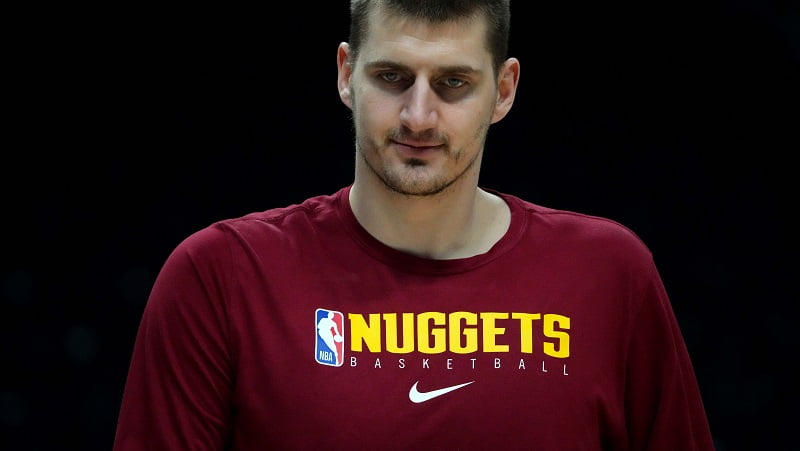 (VIDEO) Jokića pijanog sklanjali sa ulice, veselio se uz trubače