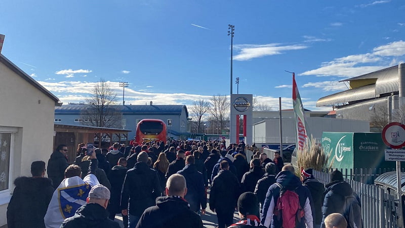(VIDEO) Robijaši pokazuju ko su: Puna tribina navijača Čelika na gostovanju u Austriji