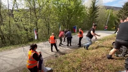 (VIDEO) Potukli se na reli stazi u Hrvatskoj, pa ih zamalo auto pregazilo