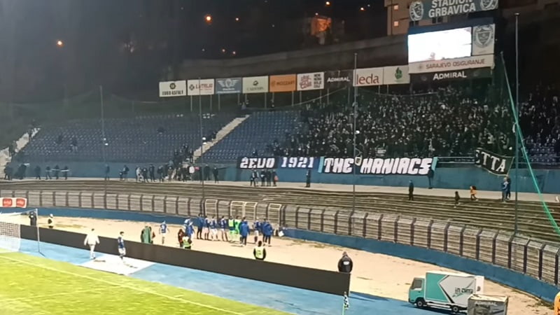 (VIDEO) Manijaci održali lekciju igračima, a onda svi uglas zapjevali