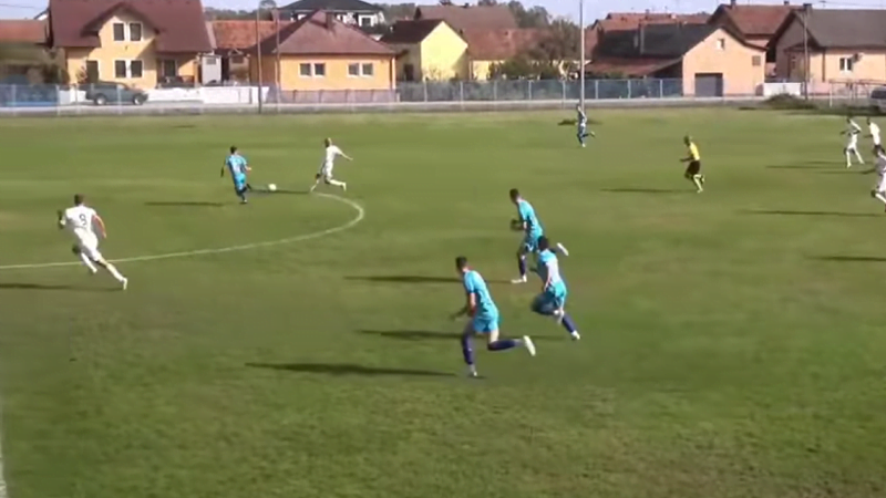 (VIDEO) Nepoznavanje pravila ili loša procjena? Ni premijerligaško iskustvo nije pomoglo da se izbjegne greška