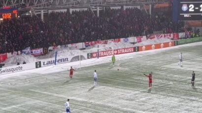 (VIDEO) Urnebesno: Golmana gađali grudvama, sudija morao prekinuti meč Lige konferencija