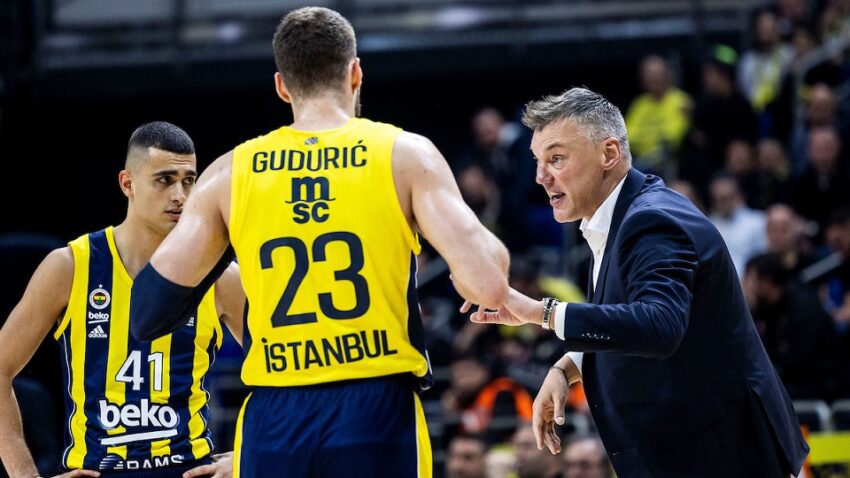 Madaru na cvjetaju ruže u Feneru, Izraelac na izlaznim vratima