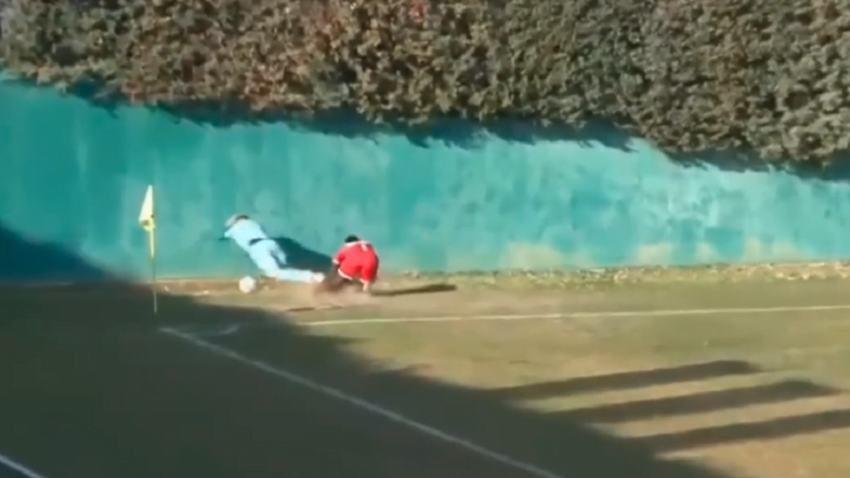 (VIDEO) Drljo udario u zid pored terena: Nezgodan sudar koji nije ugodno gledati