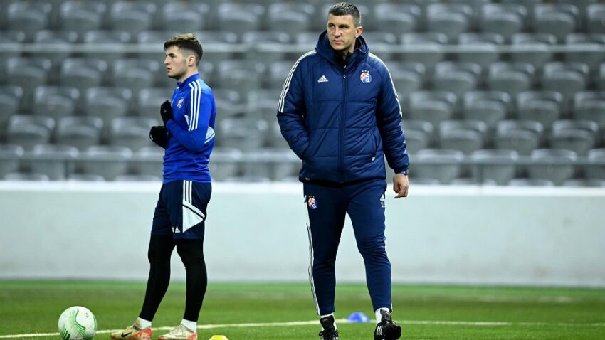 Jakirovića gađali pivom nakon novog kiksa Dinama