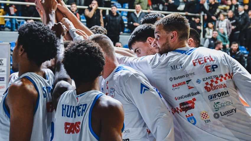 (VIDEO) Sjajna atmosfera na Pecari, košarkaši Širokog proslavili pobjedu sa navijačima