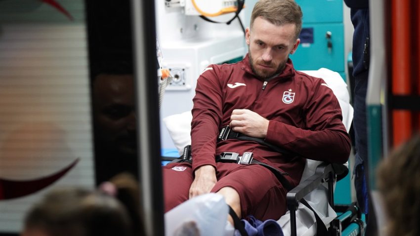 (FOTO) Edin Višća operisan, predstoji mu duža pauza