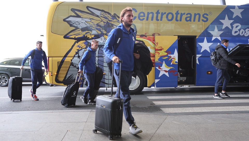(FOTO) Zmajevi stigli na aerodrom i uskoro kreću u Beč 4 Bih let5