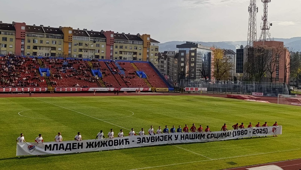 Navijači Radničkog iz Kragujevca sa transparentom "Žižović Mladen" na tribinama na Gradskom 4 Image 50
