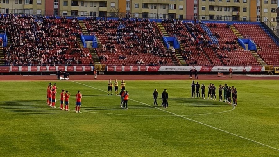 Navijači Radničkog iz Kragujevca sa transparentom "Žižović Mladen" na tribinama na Gradskom 3 Image 51