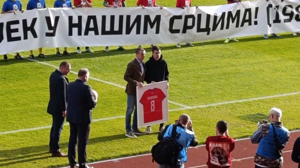 Navijači Radničkog iz Kragujevca sa transparentom "Žižović Mladen" na tribinama na Gradskom 2 Image 52