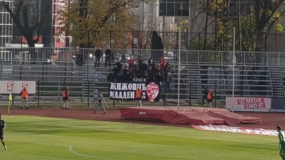 Navijači Radničkog iz Kragujevca sa transparentom "Žižović Mladen" na tribinama na Gradskom 1 Image 53