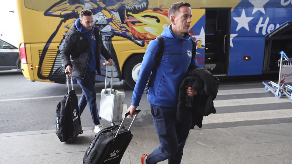 (FOTO) Zmajevi stigli na aerodrom i uskoro kreću u Beč 2 bih let7