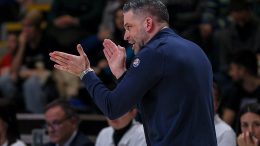 Dušan Alimpijević se raduje punoj Skenderiji