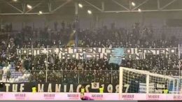 (VIDEO) Pirotehnika, zvižduci i posebna pjesma: Evo šta su Manijaci poručili igračima Željezničara nakon loših partija