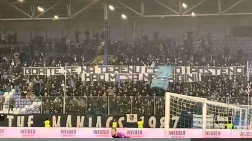 (VIDEO) Pirotehnika, zvižduci i posebna pjesma: Evo šta su Manijaci poručili igračima Željezničara nakon loših partija