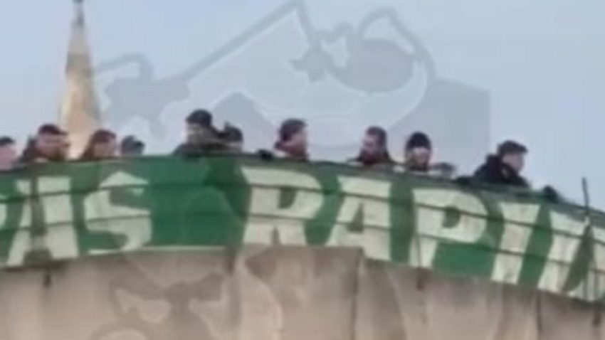 (VIDEO) Navijači Rapida raširili transparent na Starom mostu u Mostaru