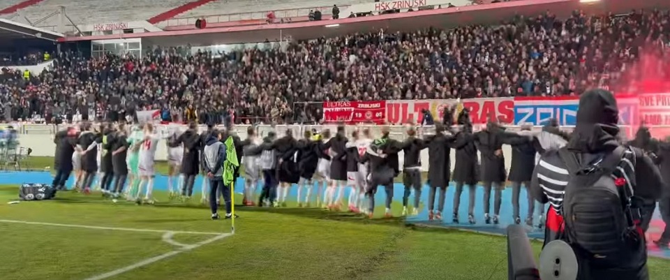 Podrška nije izostala: Poznato koliko je navijača ispratilo Zrinjski u evropsko proljeće 1 navijaci zrinjskog slave sa fudbalerima