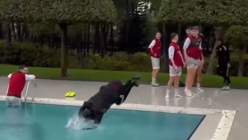 (VIDEO) Jaka kiša im nije smetala: Fudbaleri Sarajeva nakon treninga osvježenje potražili skokom u bazen