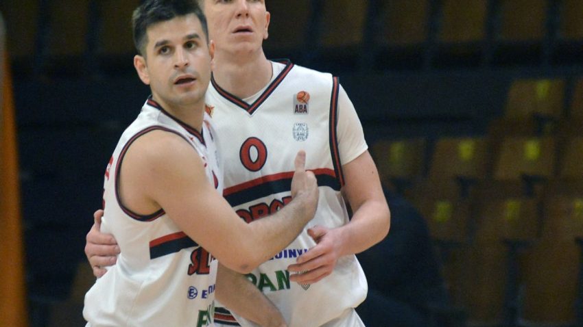 (VIDEO) Sani Čampara ubacio veoma bitnu trojku sa pola terena sa zvukom sirene