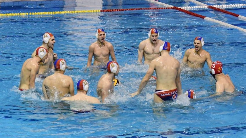 Navijači Crvene zvezde gađali kombi sa igračima Borca