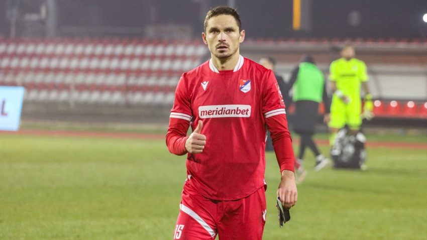 Nosio dres Sloge Meridian i Radnika iz Bijeljine, pa se vratio u klub u kojem je započeo karijeru