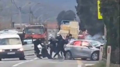(VIDEO) Novi navijački obračun u Mostaru: Ultrasi palicama i bakljama napali pristalice Veleža, zapaljeno vozilo