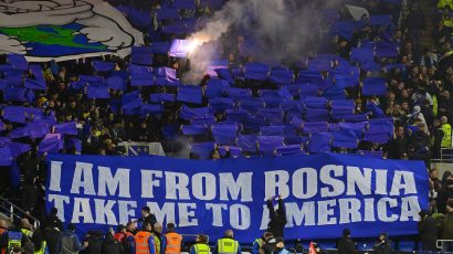 (VIDEO) BH Fanatikosi dominiraju na stadionu u Kardifu: Navijači reprezentacije BiH napravili “ludnicu” u Velsu