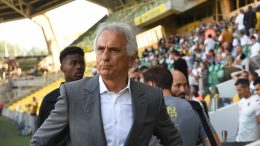 (VIDEO) Vahid Halilhodžić nije želio da ćuti: Dobio crveni karton i odbijao izaći sa terena, pa dobio ovacije navijača