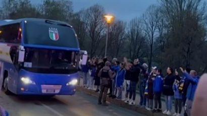 (VIDEO) Autobus prošao kroz more navijača: Evo kako je dočekana reprezentacija Italije na Bilinom polju
