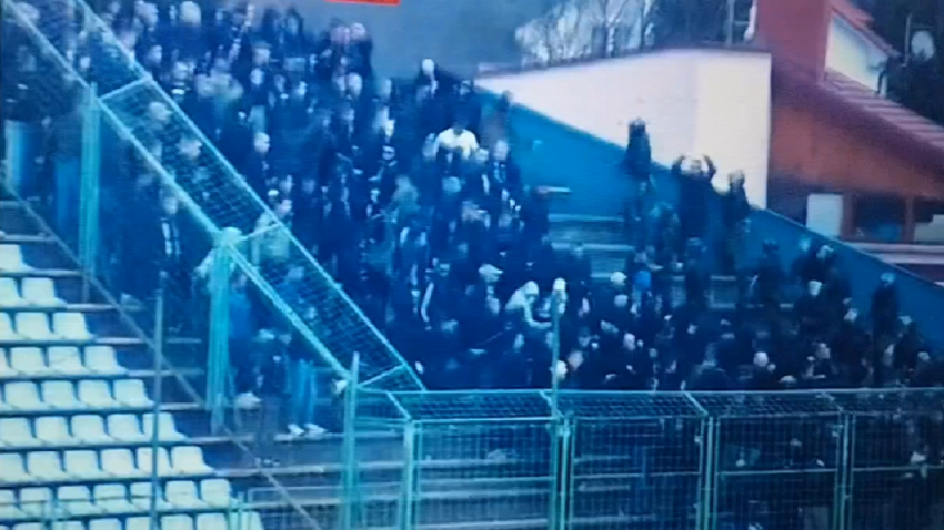 (VIDEO) Prekinut meč u Širokom, došlo do sukoba Manijaka i policije