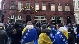 (FOTO) Svi jedva čekaju početak meča: Navijač sa obilježjima kluba iz Prve lige FBiH bodri Zmajeve u Kardifu